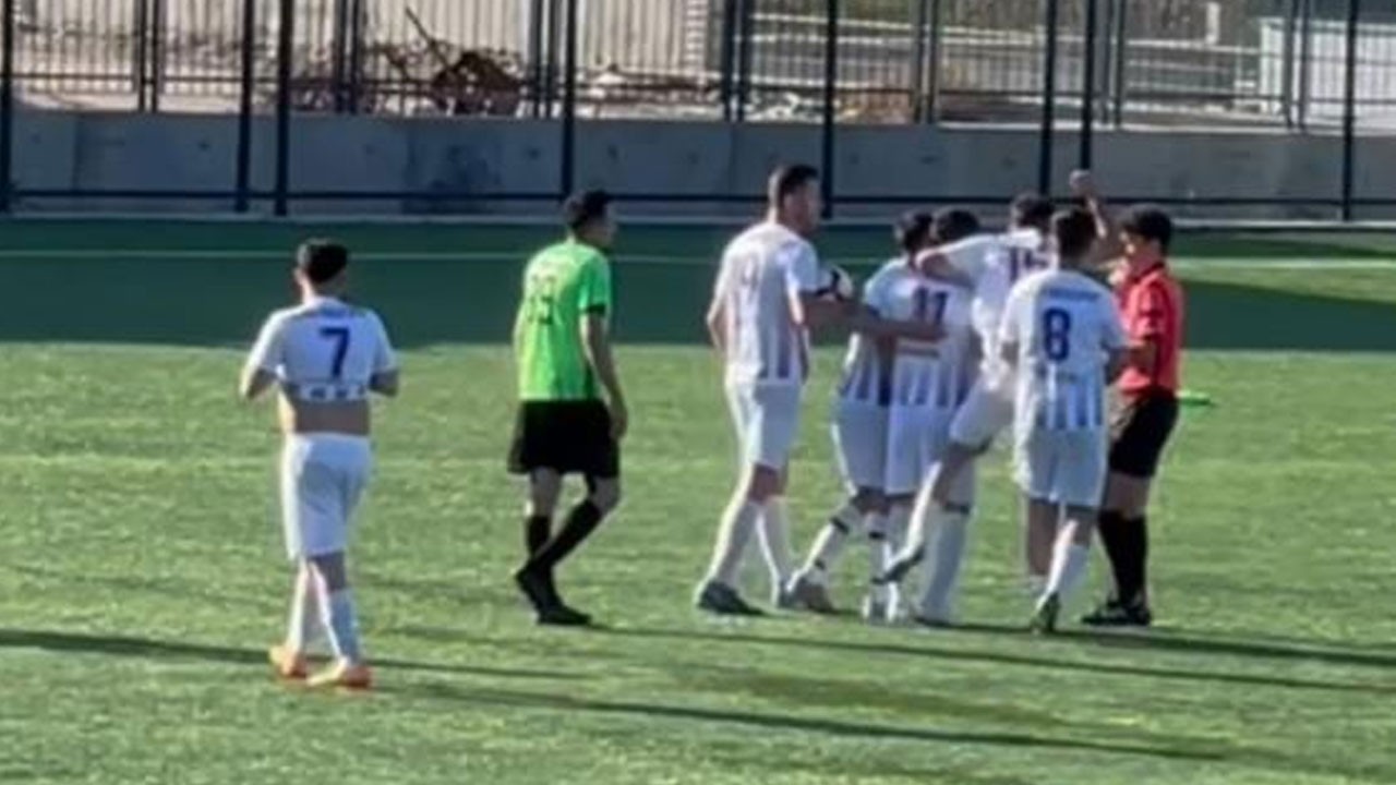 Yeşil saha boks ringine döndü! Bakın futbolcu hakemi nasıl yumrukladı