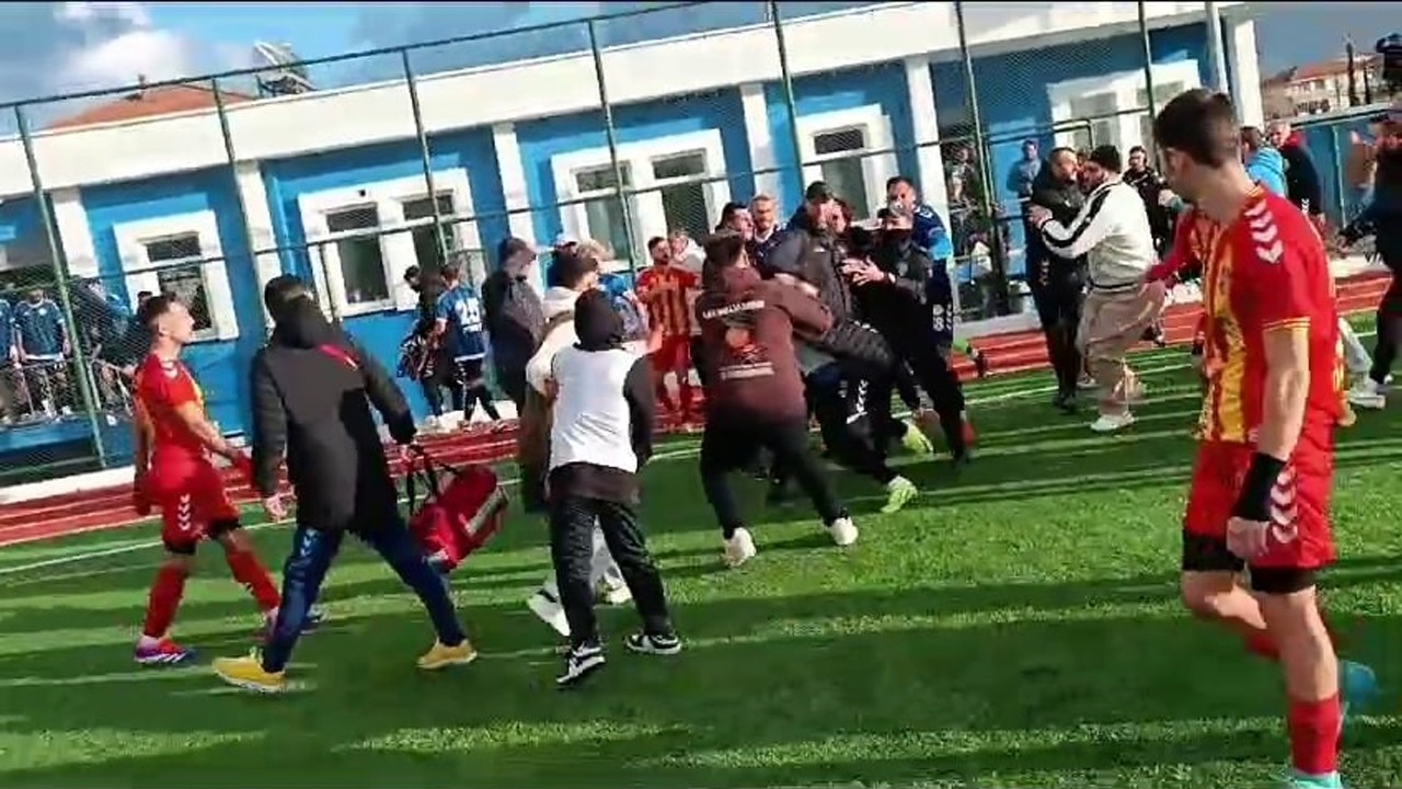 Yeşil saha boks ringine döndü! Bitiş düdüğü çalındı tekmeler tokatlar havada uçuştu