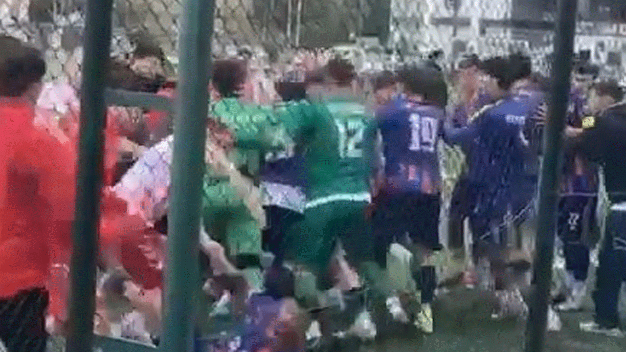 Yeşil saha boks ringine döndü! Tekme ve yumruklar havada uçuştu