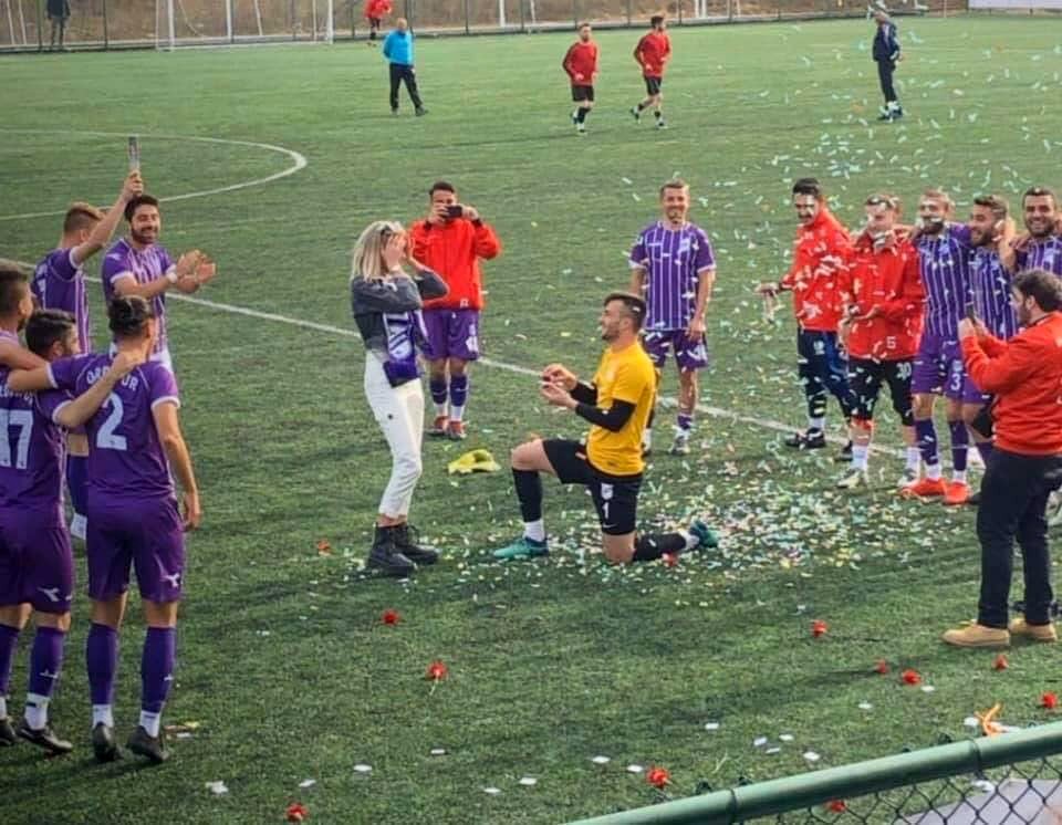 Yeşil sahada evlilik teklifi 