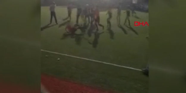 Yeşil sahada şok! Hakeme uçan tekme attı