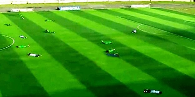 Yeşil sahalarda eşi benzeri görülmemiş görüntü! Futbolcular bir anda kendini yere attı