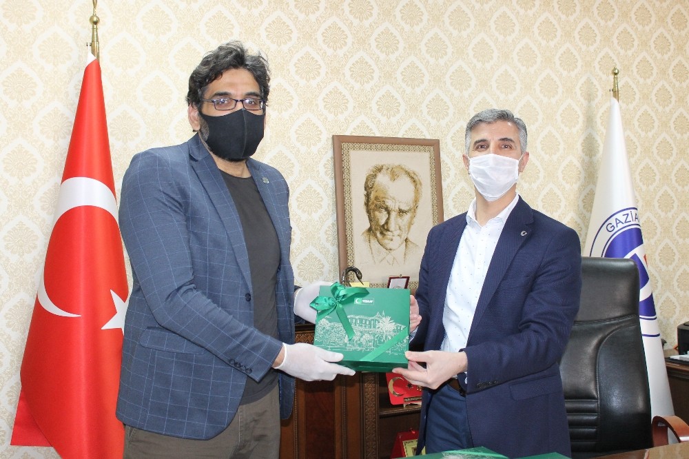 Yeşilay Cemiyetinden GAÜN Hastanesi’ne çikolata ikramı 