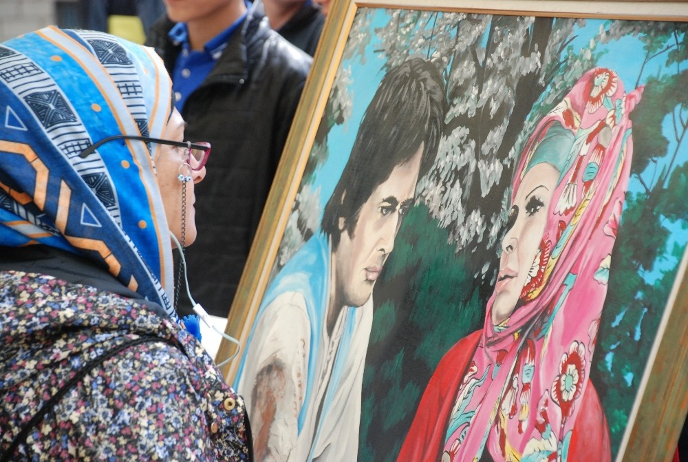 Yeşilçam filmlerindeki yazma motifleri tabloya dönüştü 