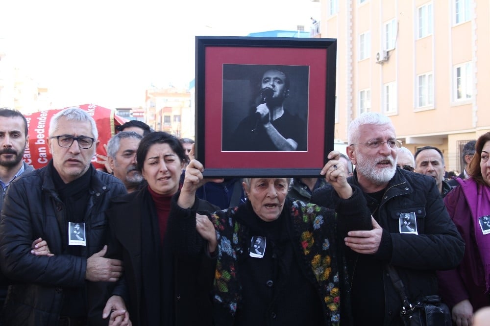 Yeşilyurt ‘Acıya Gülmek’ şarkısıyla son yolculuğuna uğurlandı 