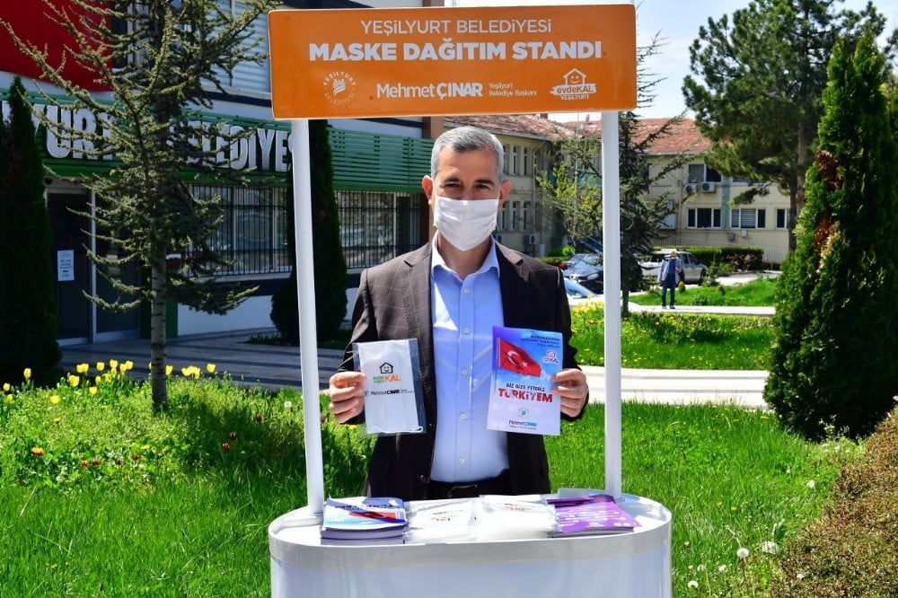 Yeşilyurt Belediyesi maske ve broşür dağıtıyor 