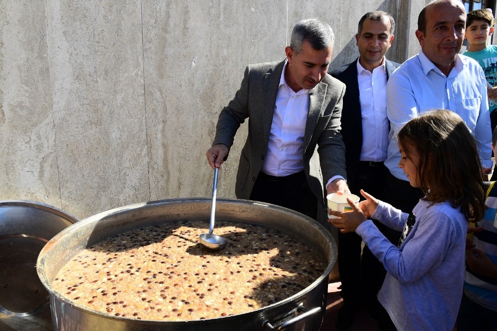 Yeşilyurt Belediyesi’nden Aşure ikramı 