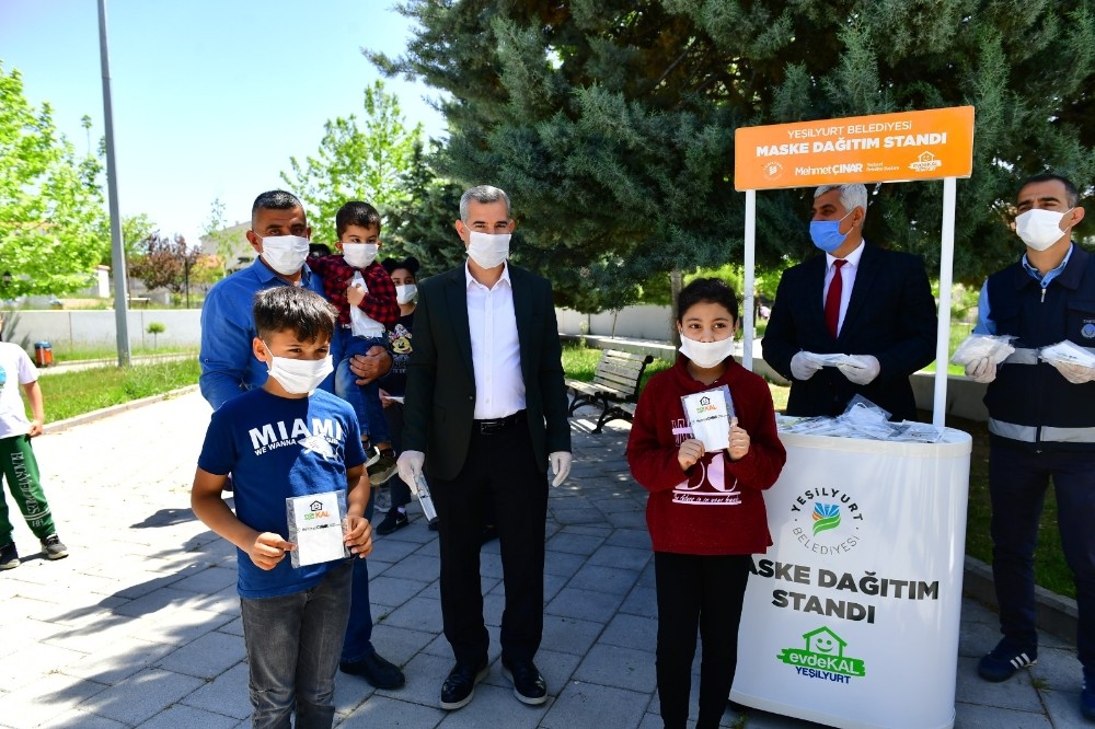 Yeşilyurt Belediyesi’nden çocuklara özel maske 