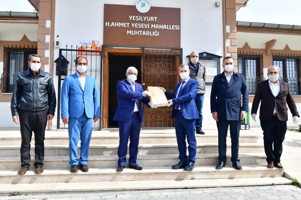 Yeşilyurt Belediyesi’nden muhtarlara temizlik malzemesi 