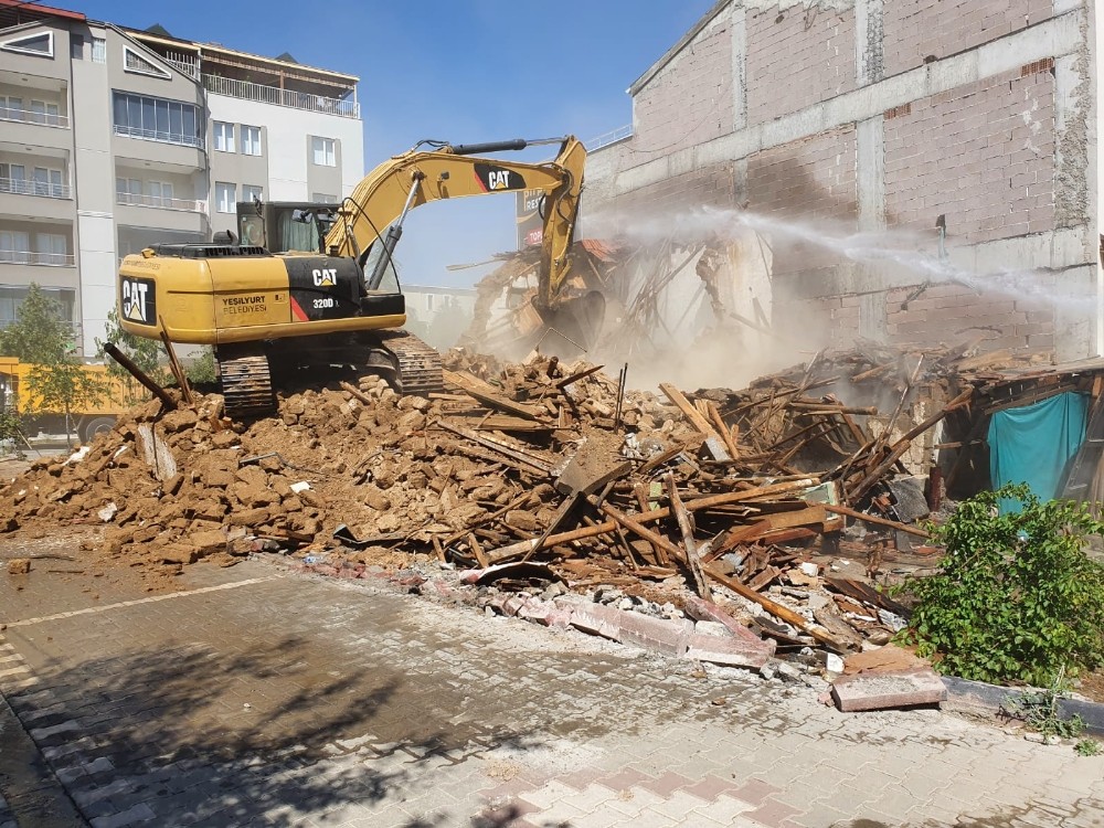 Yeşilyurt metruk evlerden arındırılıyor 
