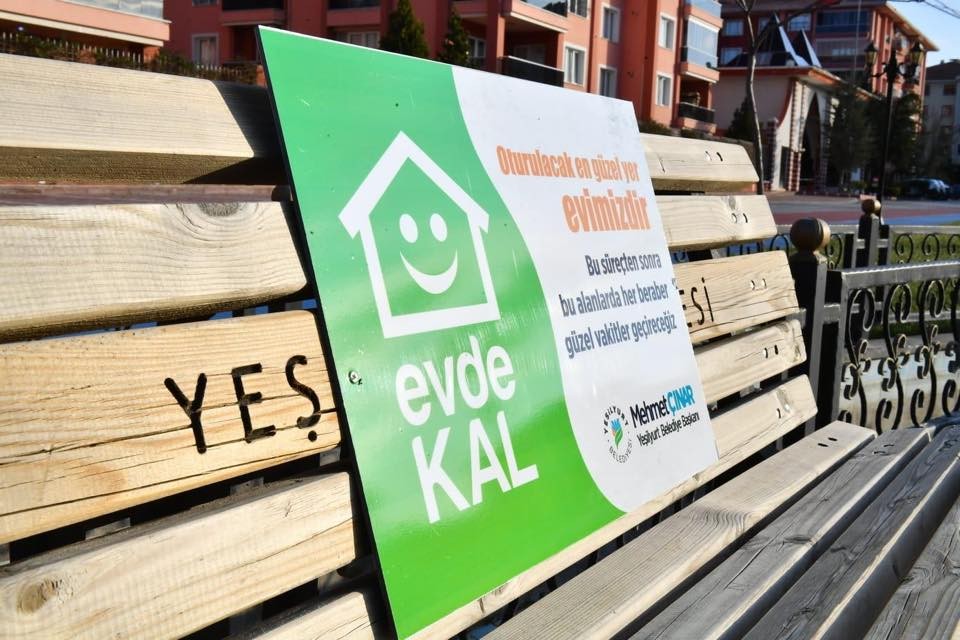 Yeşilyurt’ta banklara uyarı levhaları yerleştirildi 
