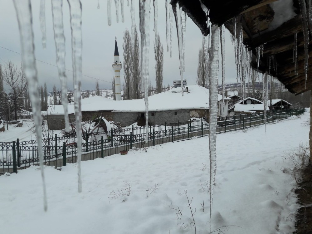 Yeşilyurt’ta soğuk hava ve kar yağışı etili oldu 