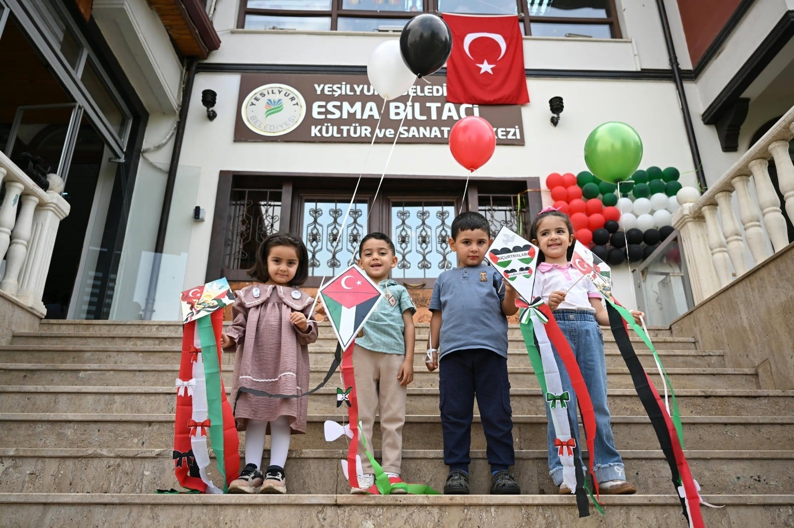 Yeşilyurt'ta uçurtmalar Gazze'deki çocuklar için gökyüzüne yükseldi