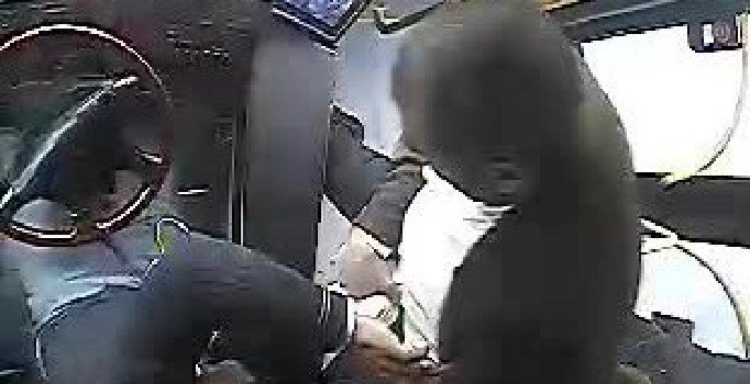 Yetersiz bakiyesi olan yolcu halk otobüsü şoförüne saldırdı