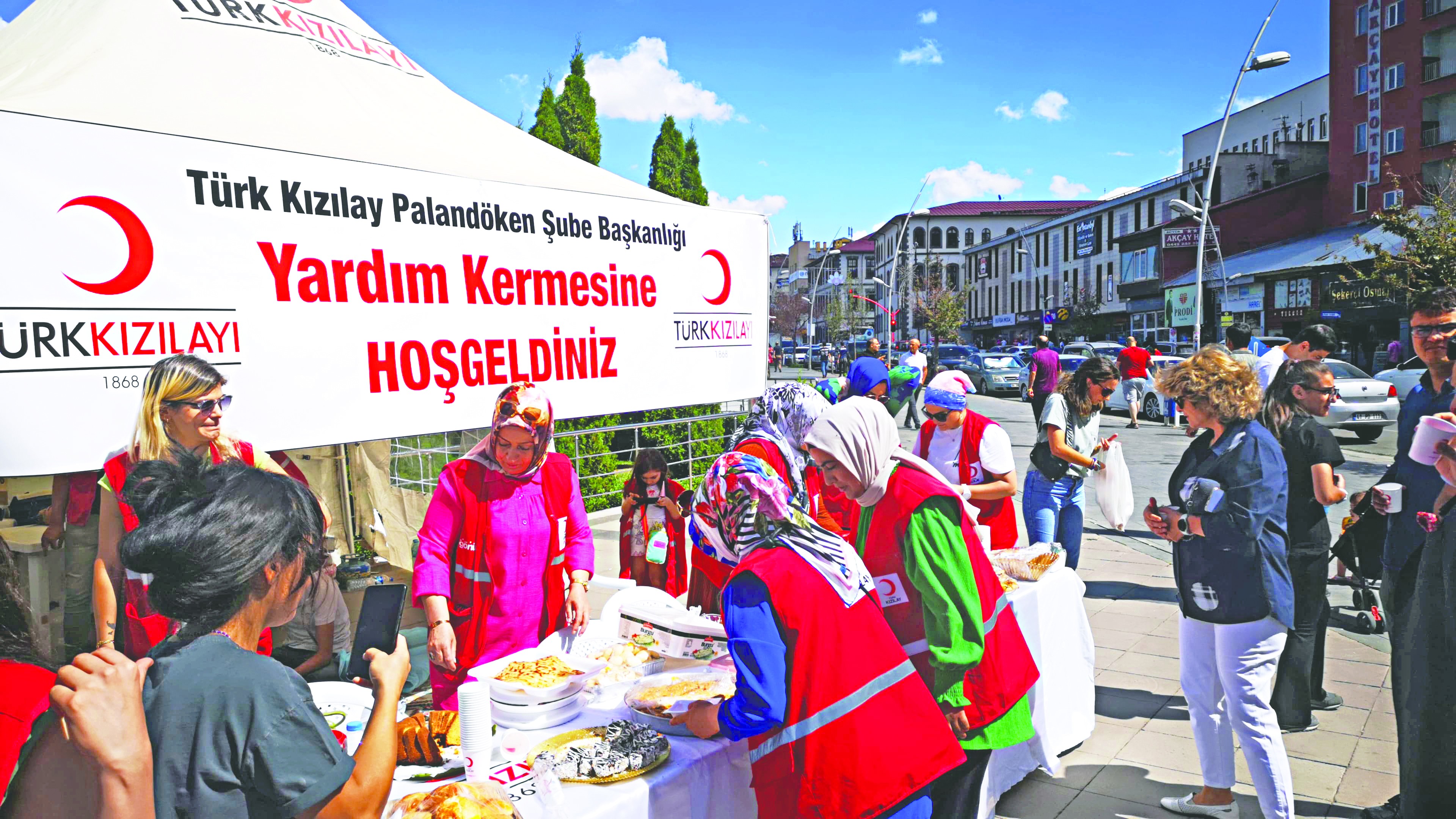 Yetim çocuklar için yemek pişirip sattılar