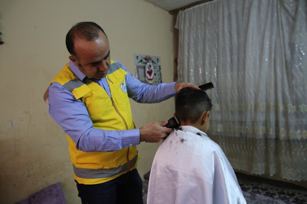Yetim çocuklar ücretsiz tıraş ediliyor 