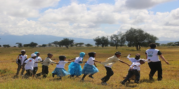 Yetim gülerse dünya güler