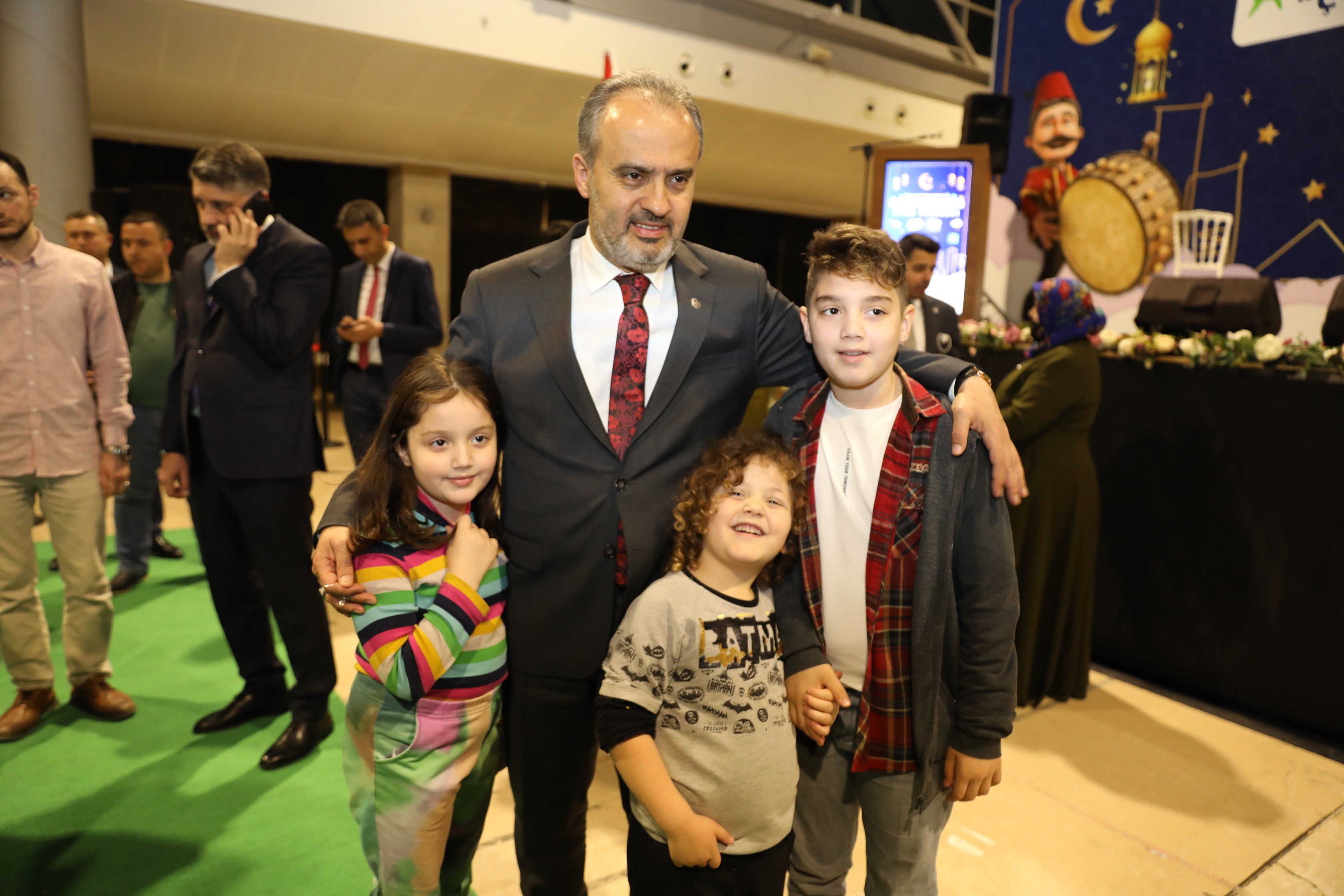 Yetim gülerse, dünya güler