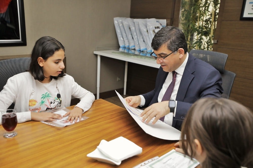 Yetim öğrenciler, karne sevinçlerini Başkan Fadıloğlu ile paylaştı 