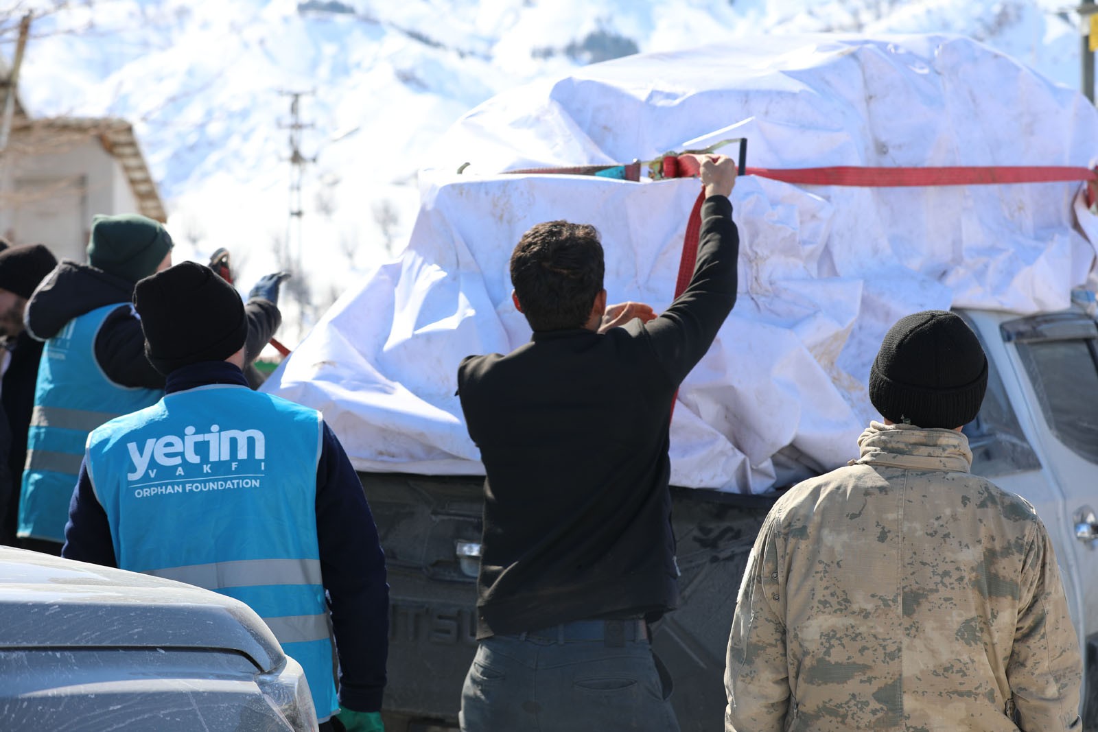 Yetim Vakfı 225 kişilik ekiple sahada