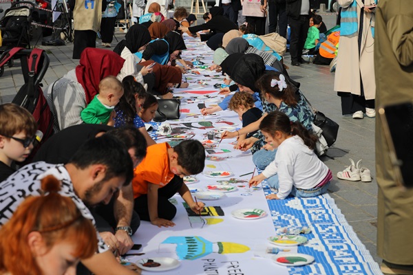 Yetim Vakfı Gazze’de yaşanan soykırımı dünyaya duyurdu: "Filistinli çocukların hayali 1 kilometrelik tuvale çizildi"