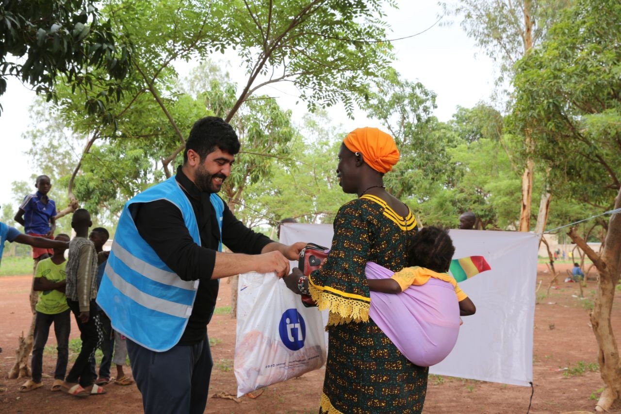 Yetim Vakfı 'Gülüşüne Kurban' diyerek kıtalar aşıyor