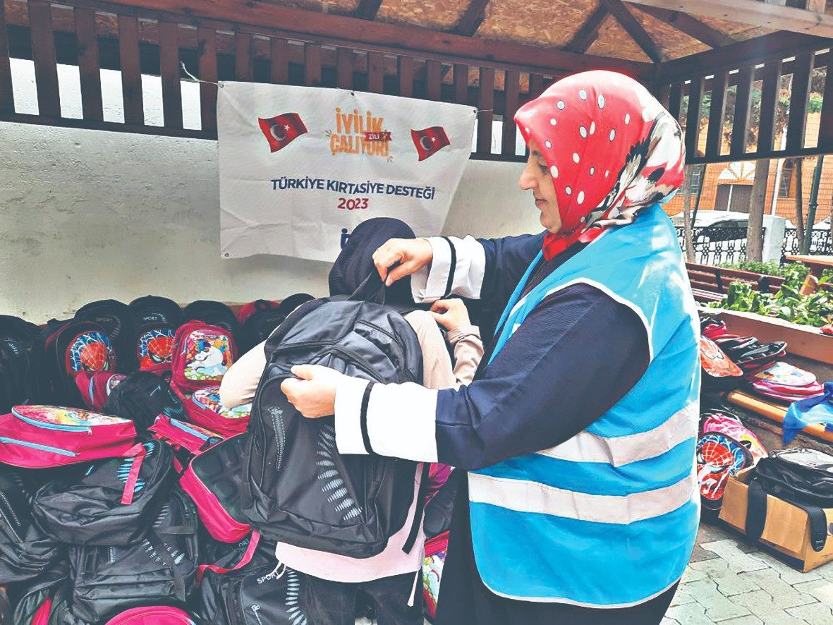 Yetim Vakfı’ndan 10 bin çocuğa kırtasiye yardımı