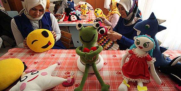 Yetim ve öksüz çocuklar için bez bebek yapıyorlar