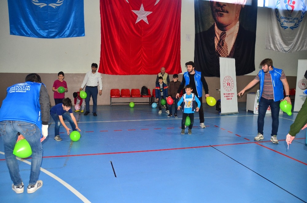 Yetim ve öksüz çocuklar sevindirildi 