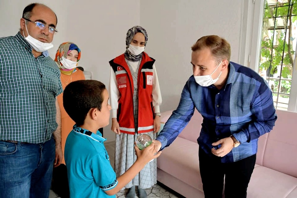 Yetim ve öksüz çocuklara bilgisayar ve çocuk odası takımı hediye edildi 