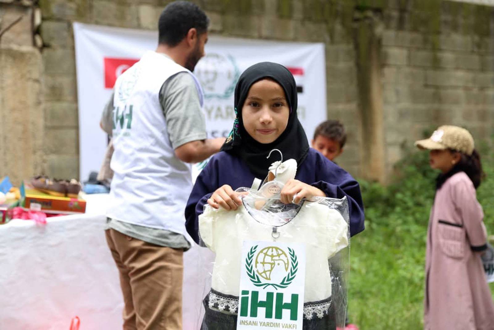 Yetimler, bayramlık hediyelerle gülecek