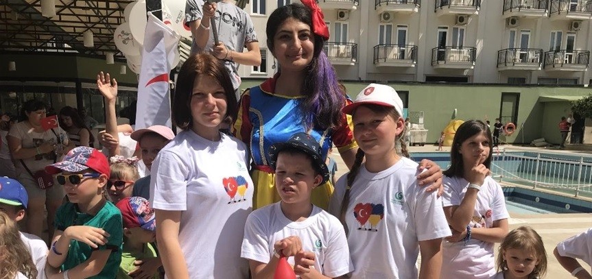 Yetimlerin bayram coşkusu