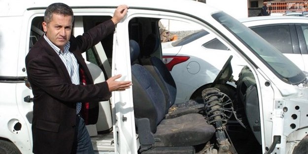 Yetkili servis, parasını alamayınca arabayı parçaladı