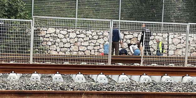 YHT seferleri durduruldu: Raylarda yürüyen vatandaşa tren çarptı!