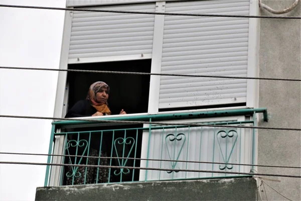 Yıkamak için balkona çıktı, manzara dehşete düşürdü! Yok artık daha neler