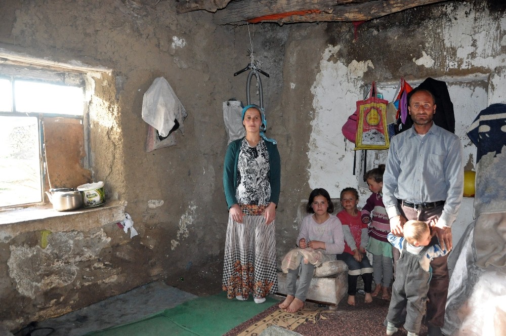 Yıkık dökük evde yaşayan aile yardım bekliyor 