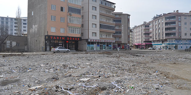 Yıkılan belediye hizmet binası için flaş karar