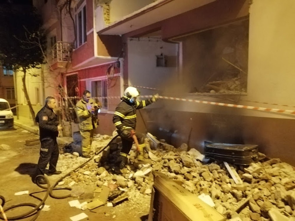 Yıkılan binada yangın çıktı 