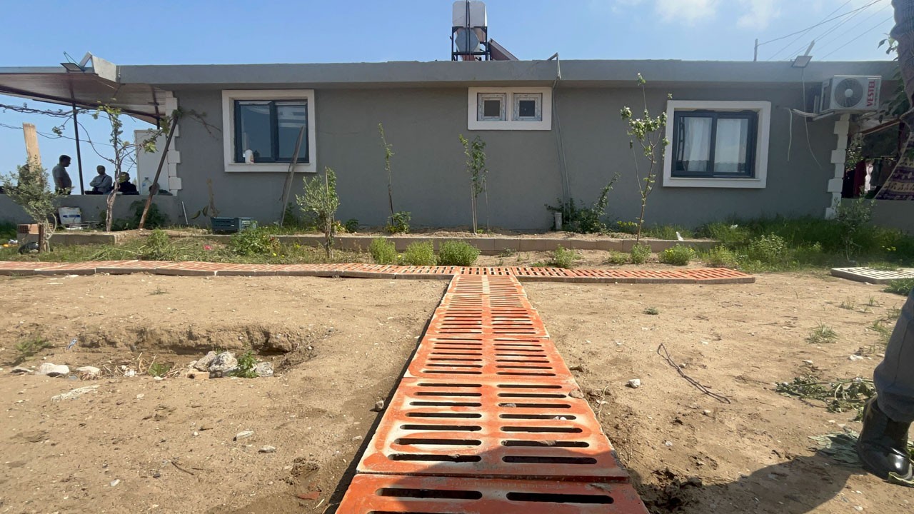 Yıkılan binanın bahçesinden 53 rögar kapağı çıktı!