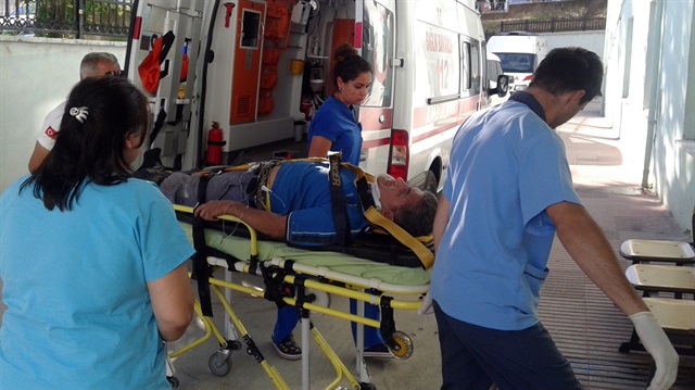 Yıkılan duvarın altında kalan işçiler yaralandı