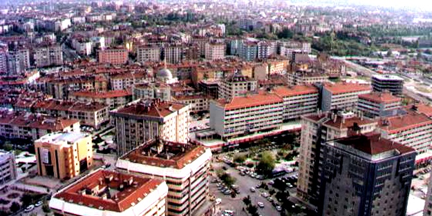 Yıkılma tehlikesi olan bina boşaltıldı