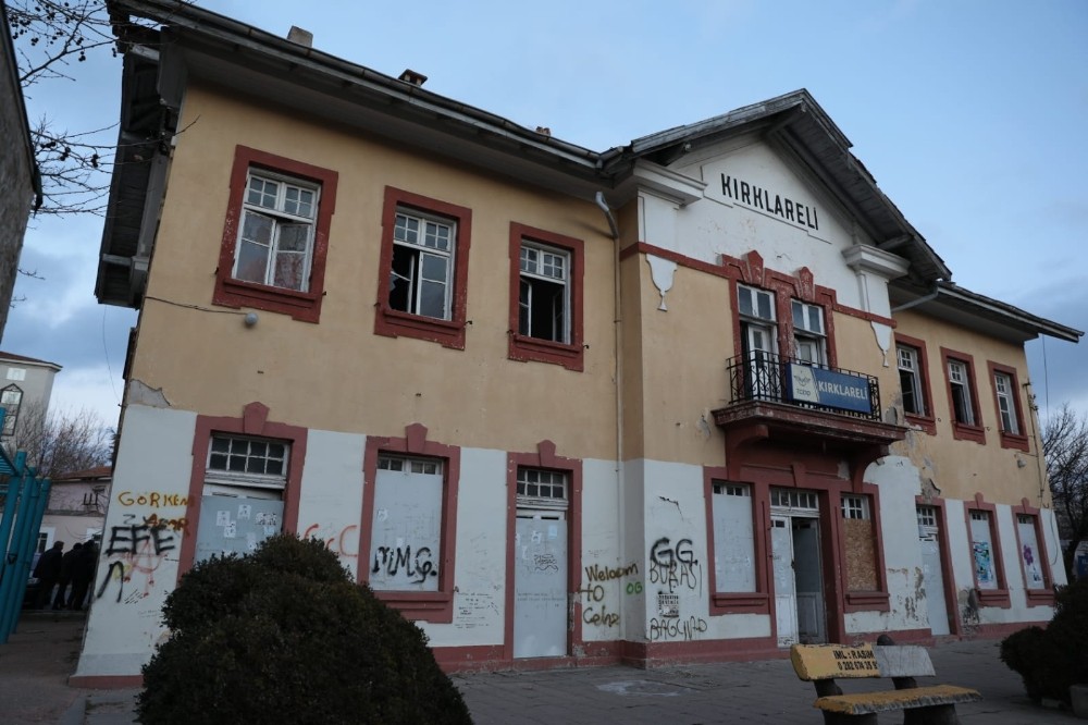 Yıkılmaya yüz tutmuş Tarihi Gar Binası restore edilecek 