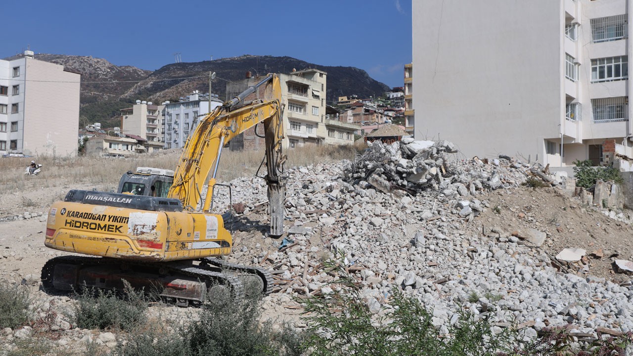 Yıkım anında korku dolu anlar! Saniyelerle ölümden döndü