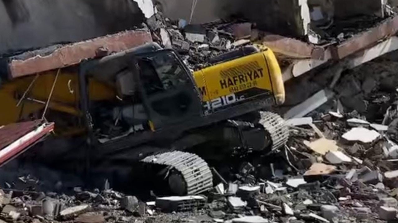 Yıkım faciası! 7 katlı bina iş makinesinin üzerine devrildi