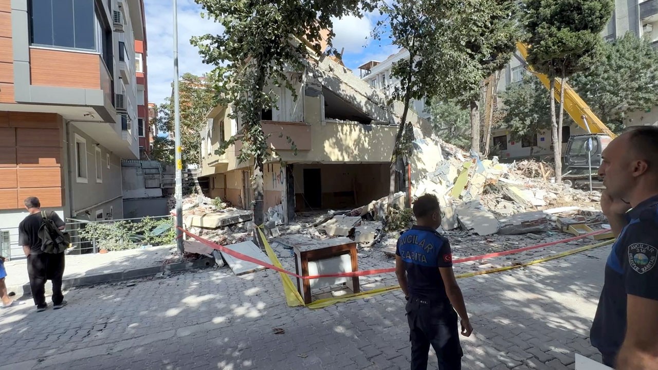 Yıkım kabusa döndü! Molozlar komşu eve yağdı