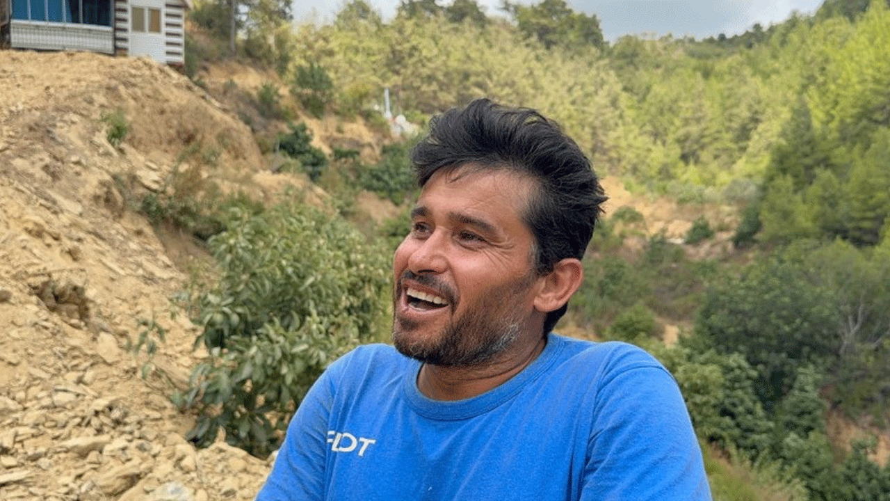 Yıkım kararı verilen evini Fatih gibi yürüterek taşıdı!