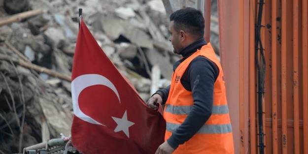 Yıkım sırasında beğeni toplayan hareket: Ecdadımız bayrağı yere düşürmedi, biz de düşürmeyiz