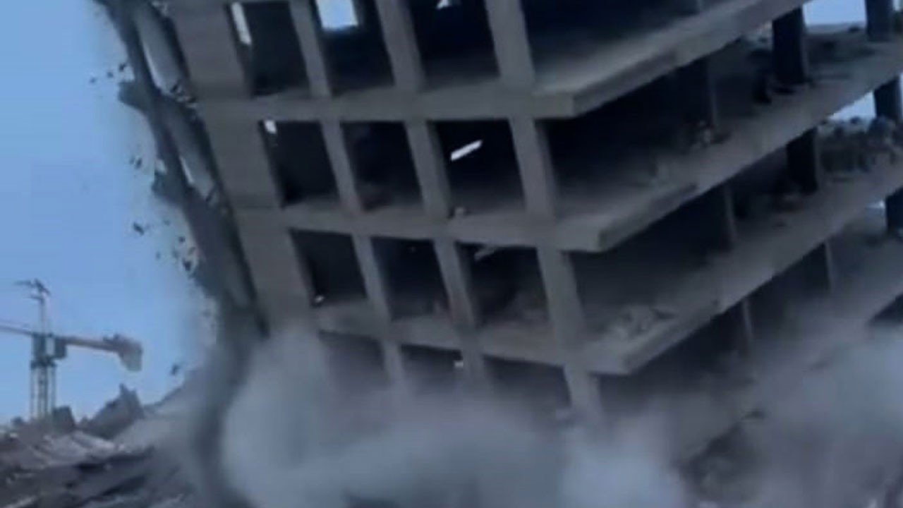 Yıkım sırasında çöktü! Saniyeler içinde yerle bir oldu