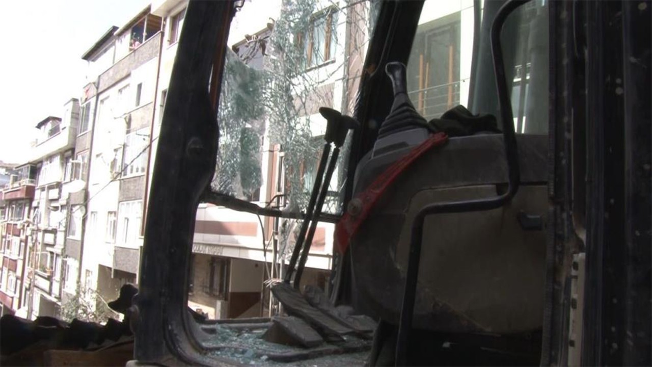 Yıkım sırasında kepçe operatörü yere yıkıldı