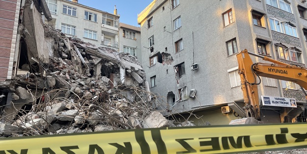 Yıkım sırasında zarar gören binadaki 5 daire boşaltıldı